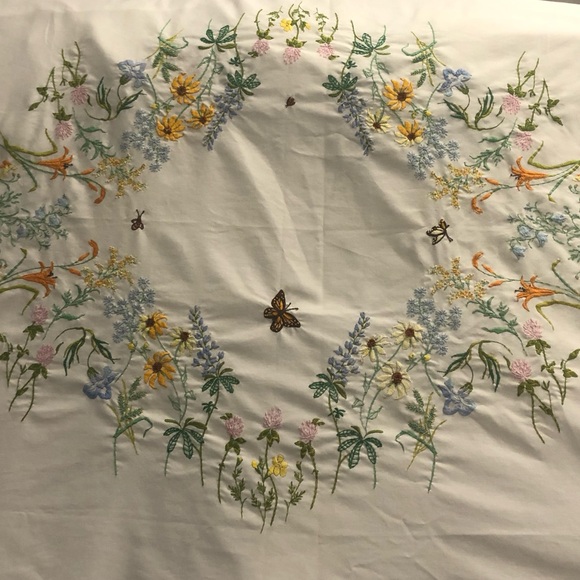 Embroidered floral white tablecloth - Picture 3 of 6